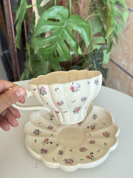 كوب مع صحن وردة