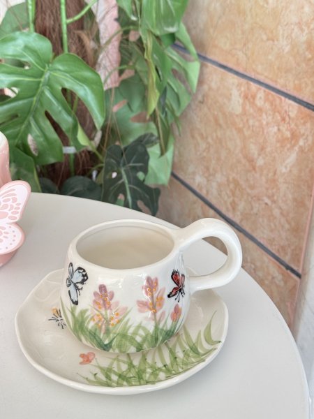 كوب ورود وفراشة