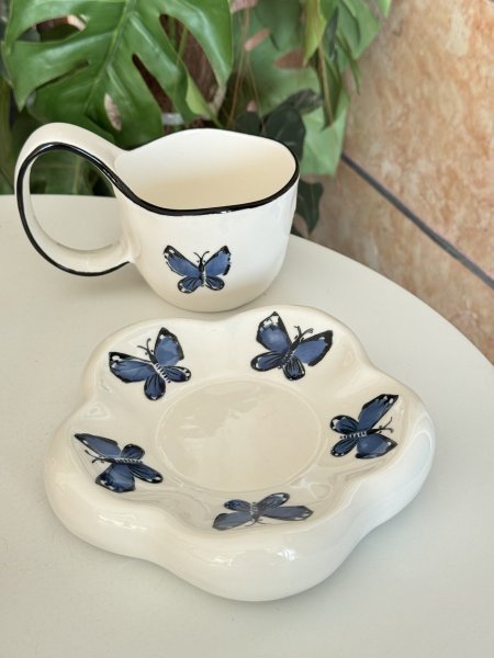كوب الفراشة مع صحن