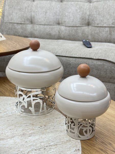 مضيفة مرتفعه معدن مع غطاء