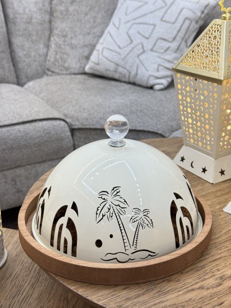 مضيفة خشب مع غطاء معدن برسومات نخيل