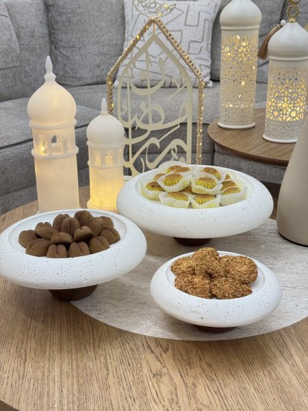 صحن تقديم حجر مع قاعدة خشب