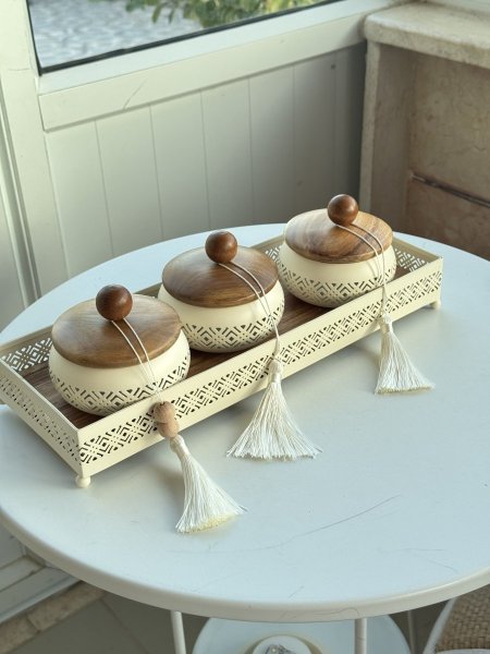 صينية مع ثلاث مضايف