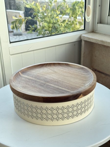 مضيفة تقديم خشب وقاعدة معدن