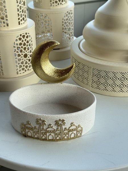 مضيفة حجر هلال