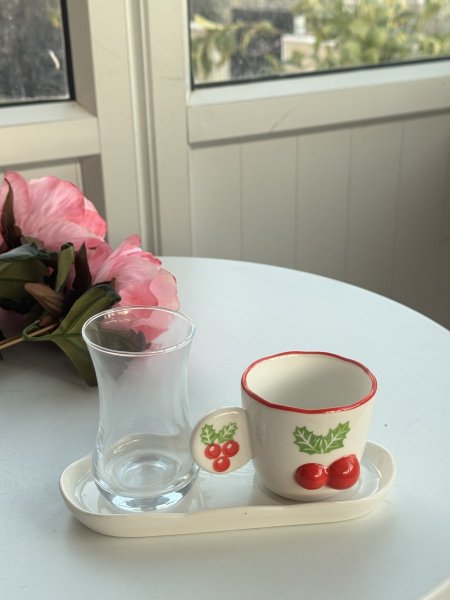 فنجان قهوة مع صحن وكوب ماء