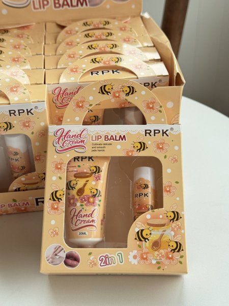 بكج مرطب شفاه مع ايدي