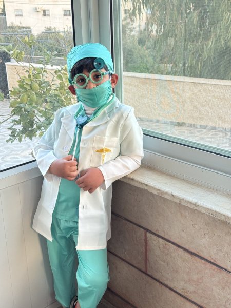 ملابس الدكتور مع عدة الدكتور