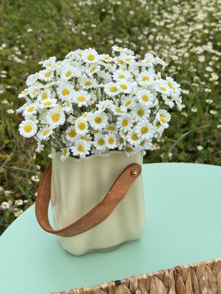 فازة بيد جلد بدون الورد