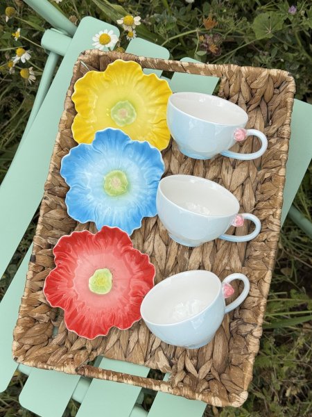 فنجان قهوة مع معلقة وصحن