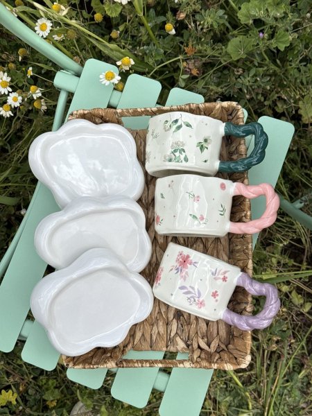 كوب قلب مع صحن غيمة