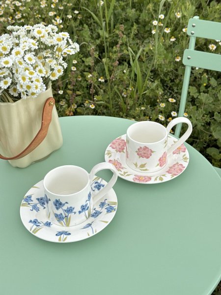 كوب مع صحن مورد ازرق وزهري