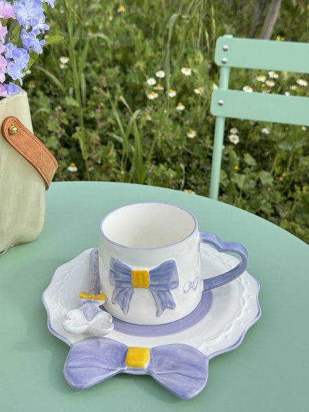 كوب فيونكة مع صحن كبير ومعلقة