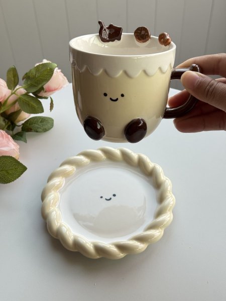 الكوب التريند مع صحن