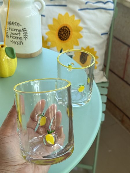 كوب شفاف ليمون