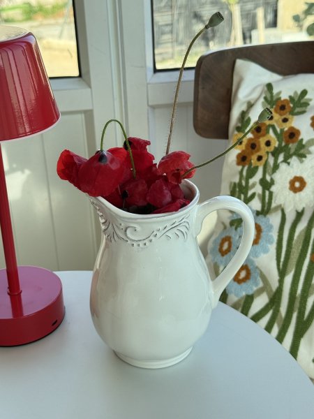 فازة مزخرفة بيضاء