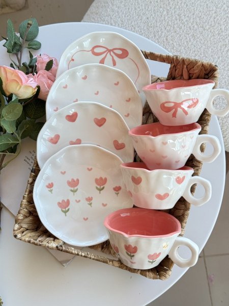كوب مع صحن برسومات زهرية مميزة