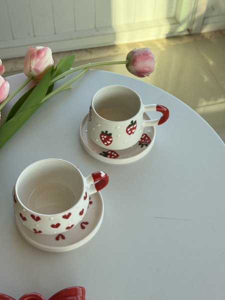 كوب مع صحن برسومات مميزة