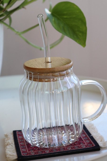 كاسة شفاف وسط بغطاء بامبو 