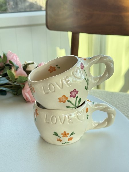 كوب بيد مجدولة love