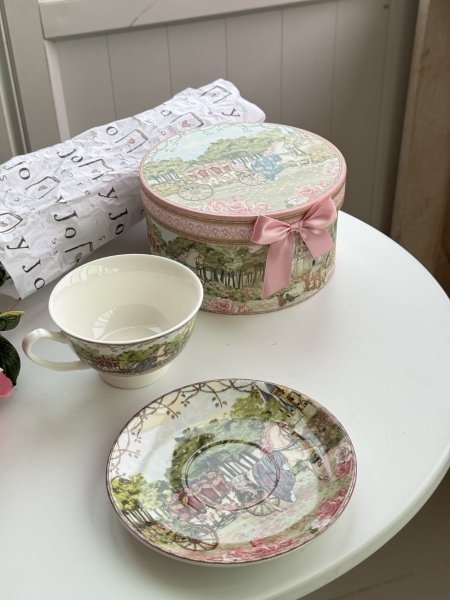 كوب الحصان مع صحن