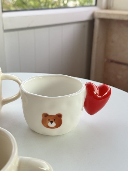 كوب قلب يد حمراء