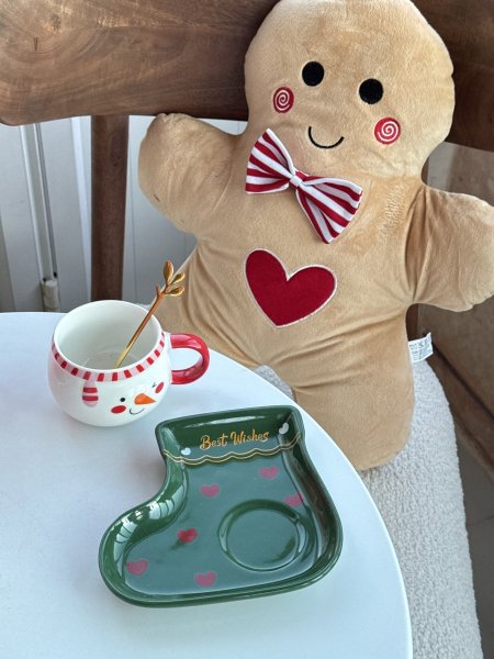 كوب رجل الثلج مع صحن