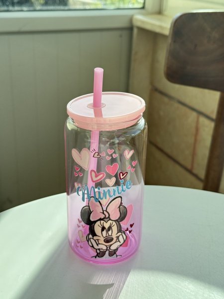 كوب مني مع مصاصة