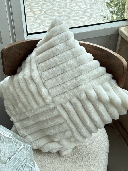 وجه مخدة فرو ابيض