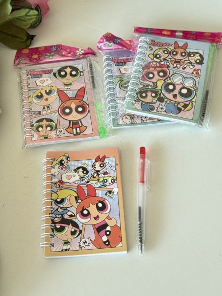 دفتر فتيات القوة مع قلم